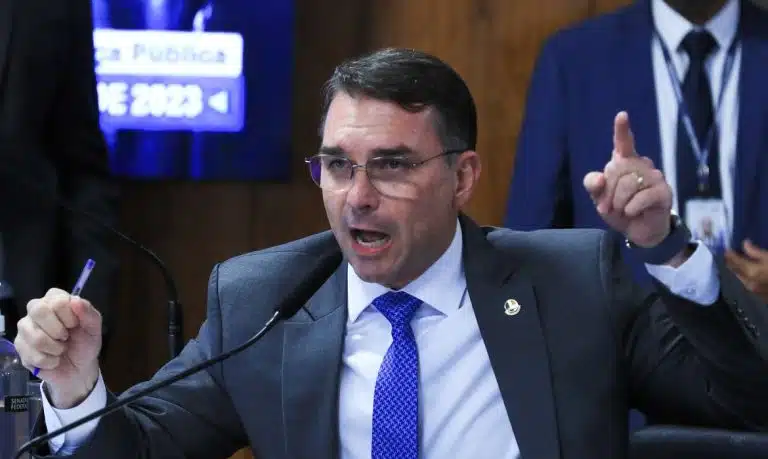 PEC da escala 6x1: Flávio Bolsonaro é contra o fim da escala 6×1; entenda o posicionamento do presidenciável